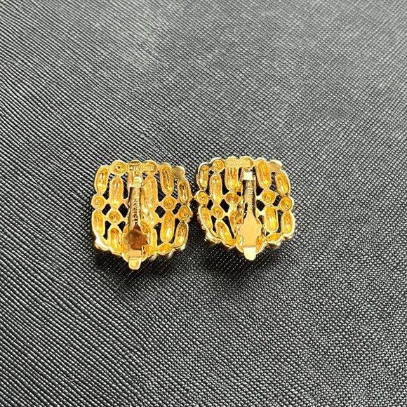 Vintage Trifari Golden Tone Clip On Earrings Marked VTG Square Quilted - Picture 8 of 12